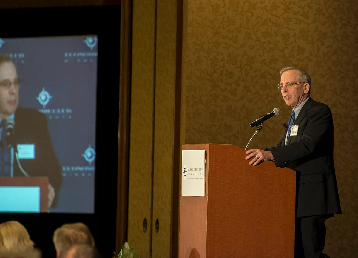 Dudley Says He Favors Somewhat Tighter Fed Policy Over Time
