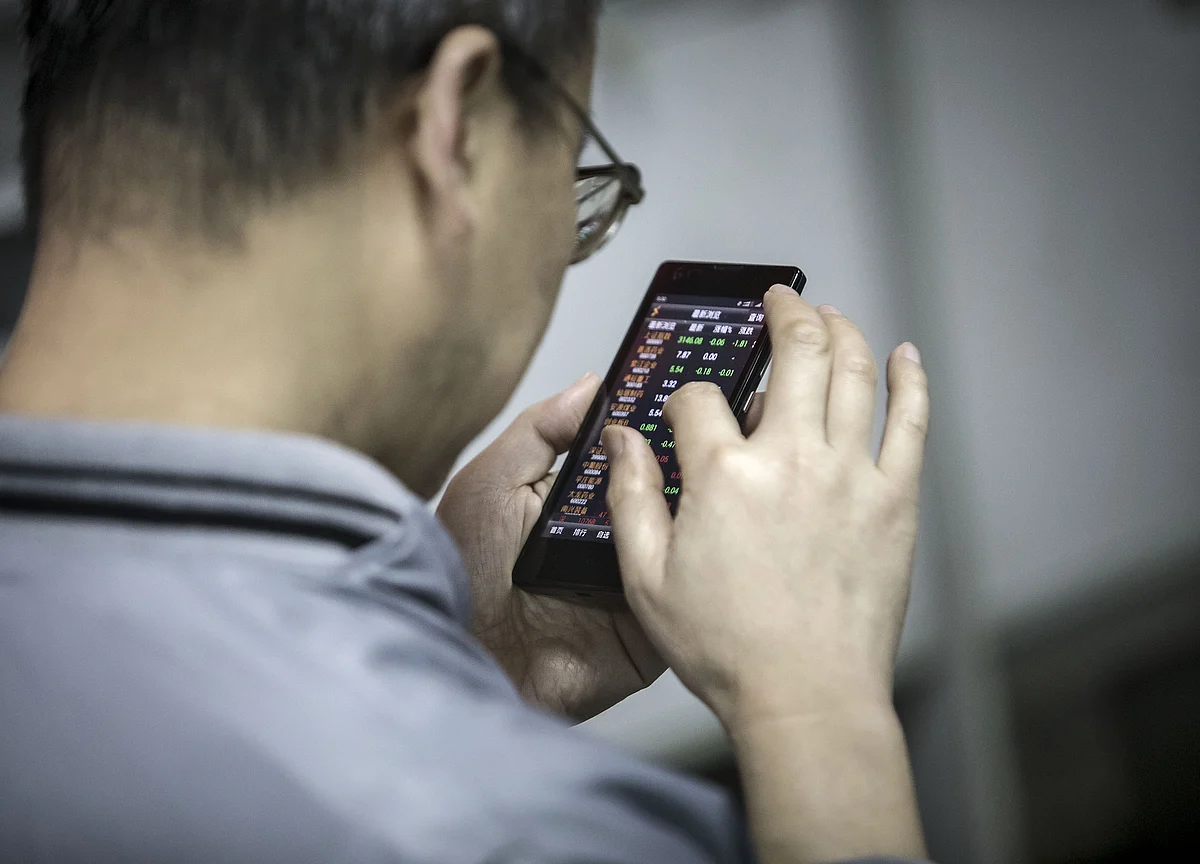 China Regulator Slams Leveraged Stock Acquirers as ‘Robbers’
