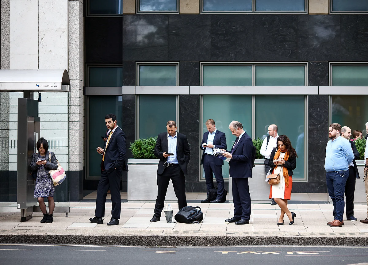 U.K. Services Pickup Keeps Economy on Track to Maintain Momentum