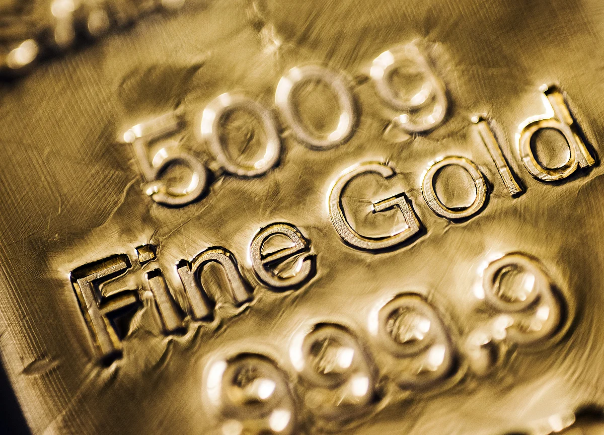 Gold Closes Near 10-Month Low as Investors Look Past Italy Vote
