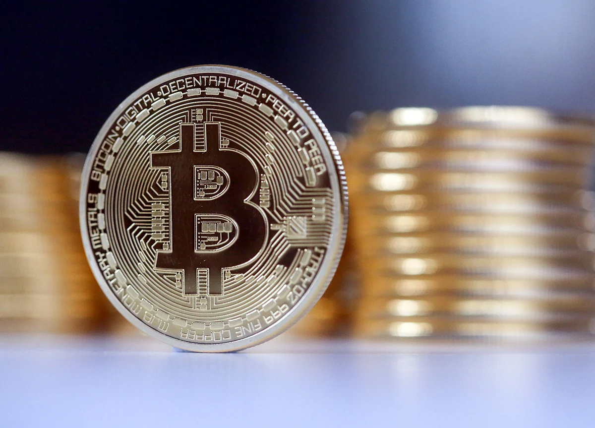 Bitcoin Extends Drop as Investors Pare Wagers Amid Holidays