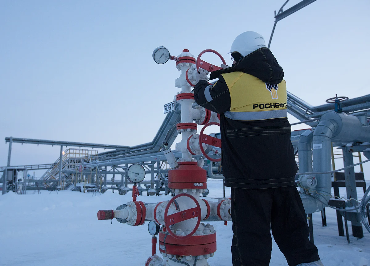 Oil Ends Week Higher as Supply Threats Outweigh Doubts on Demand