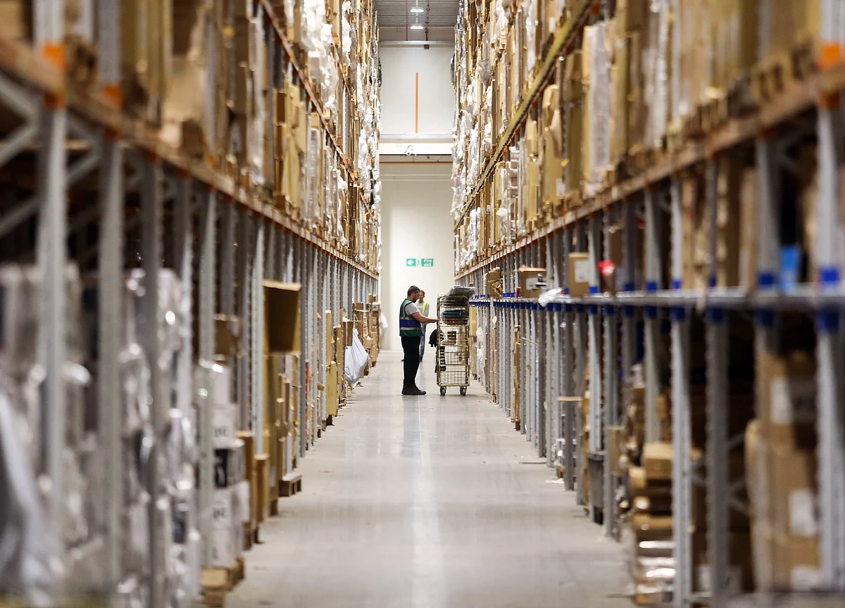 Amazon Tests Cheap Warehouses to Make Cyber Monday Snafu-Free
