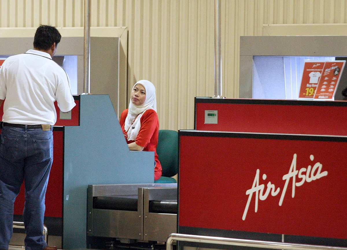 AirAsia May Consider Dividend After Sale of Plane-Leasing Unit