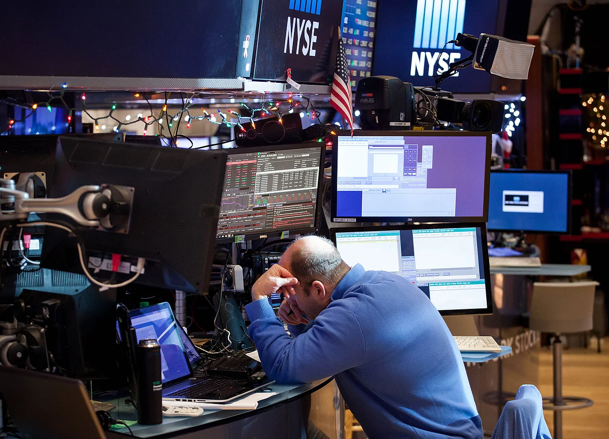 Oil Bulls Flee With Saudis Stirring Deja Vu of Worst Rout in Decades