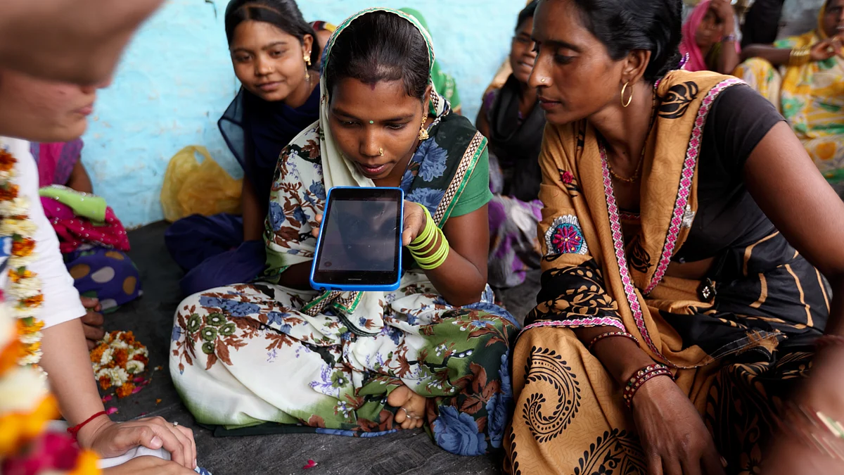 Villagers use a smartphone under the Internet Saathi Programme (Source: Google)