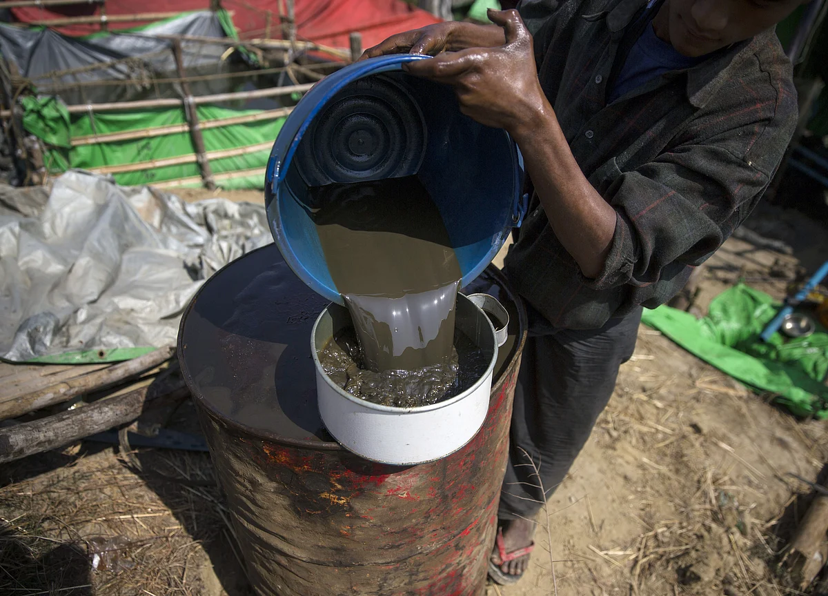 Oil Skids to Worst Loss in 10 Years as Market Waits on OPEC+ Cut