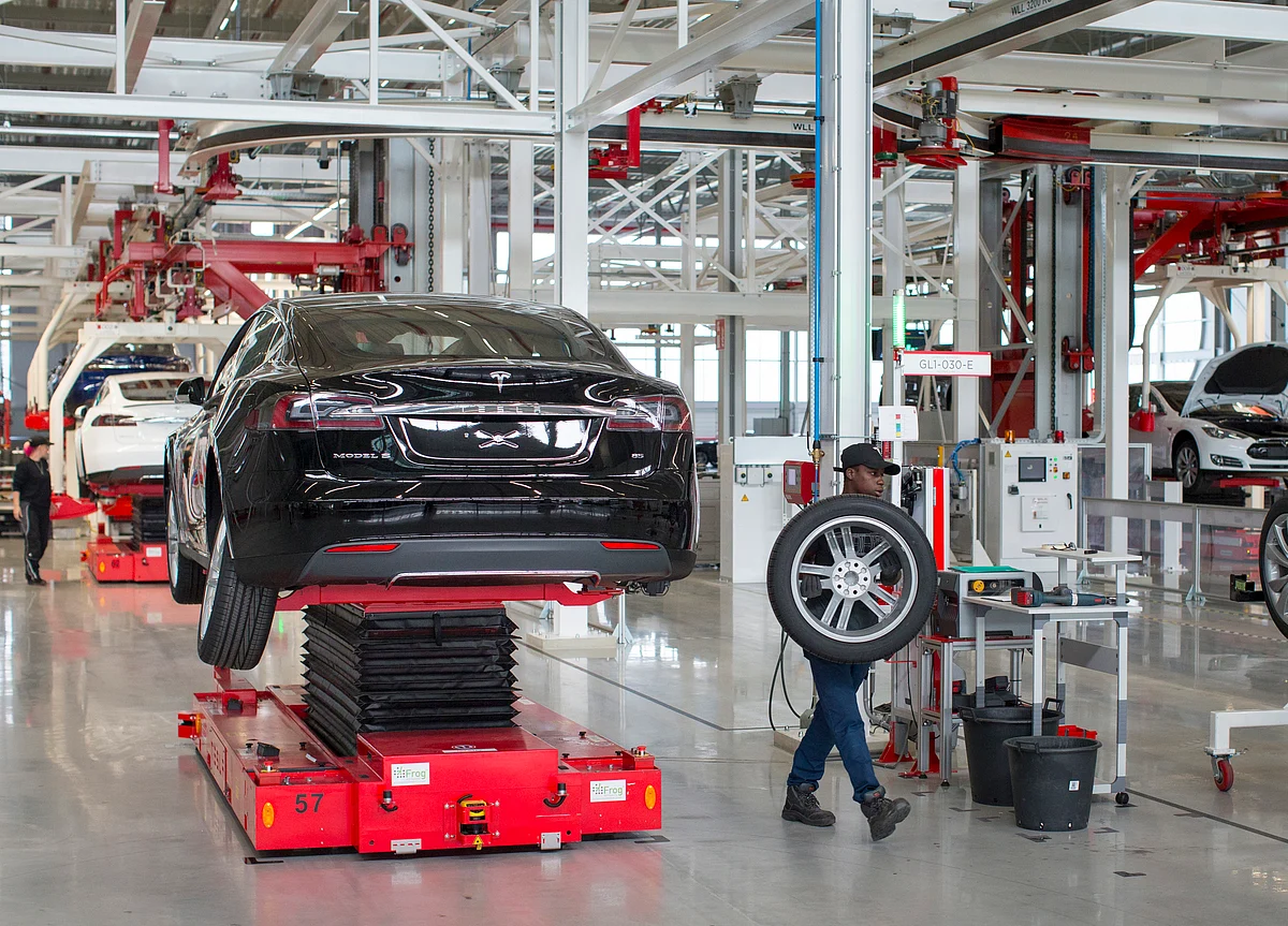 Tesla Sell-Off Worsens After Elon Musk's Surprise Store Closings
