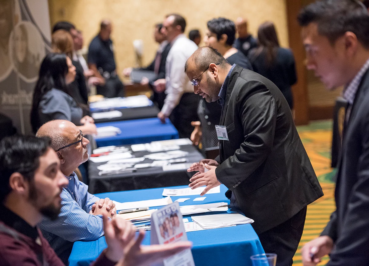 U.S. Consumer Comfort Rises to Fresh High Amid Robust Job Market