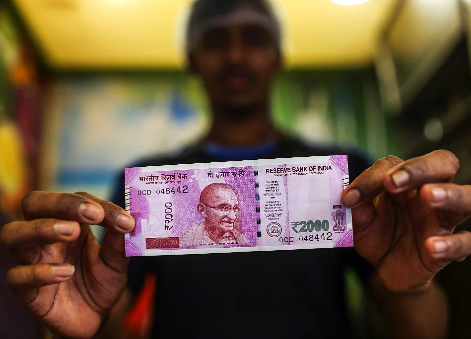 Yuan and Kashmir Send India's Rupee to Biggest Plunge Since 2013