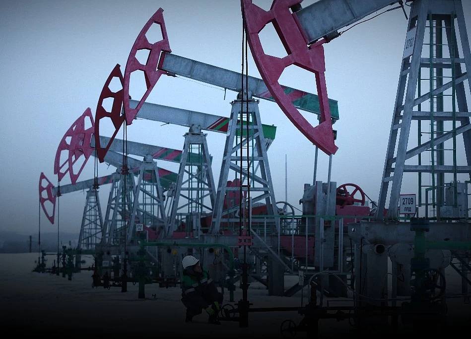 Oil Dips as U.S. Stockpiles Offset Prospect of Deeper OPEC Cuts