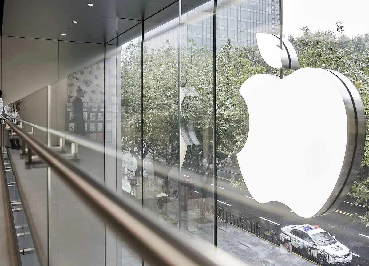 Apple Expands Goldman Credit Card Test to Thousands of Retail Workers