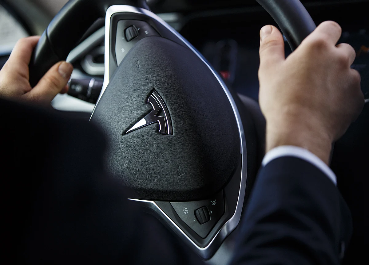 Tesla Tops $900 in Parabolic Surge, Spurring Analyst Downgrade