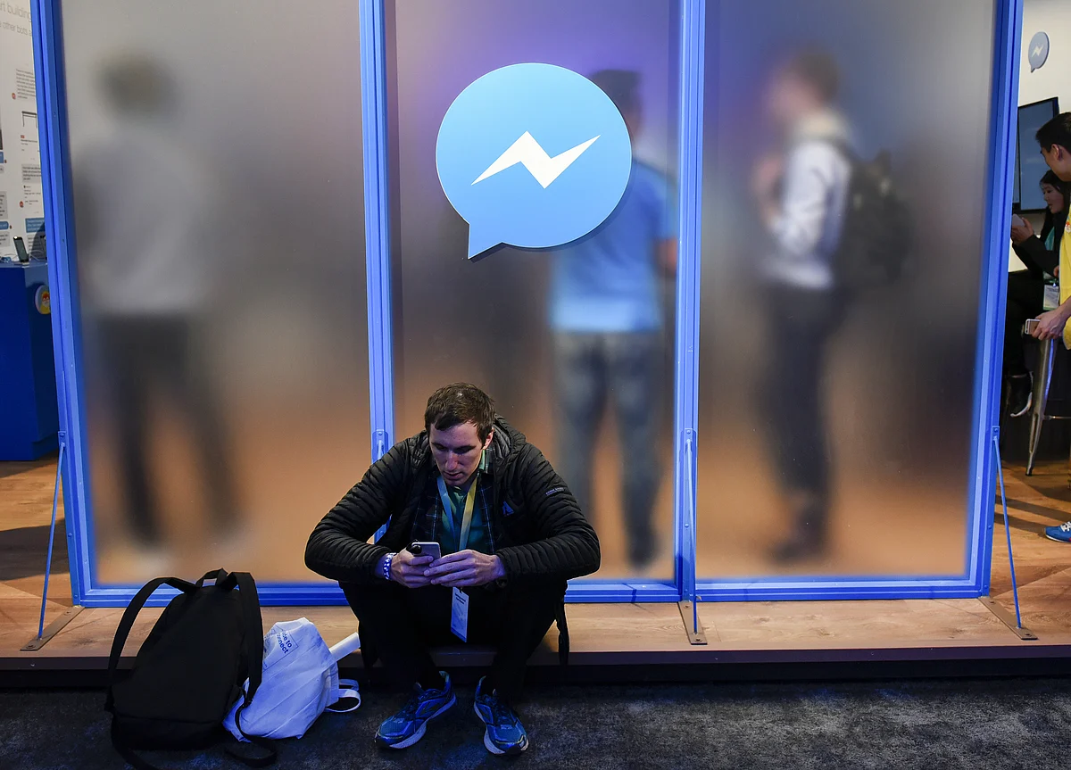 Facebook Tells Chat Users Nothing About Human Listeners