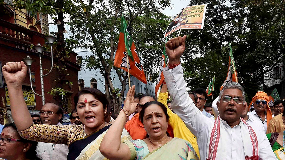 BJP state president Dilip Ghosh, Tollywood actress and BJP leader Locket Chaterjee and other activists protesting against the West Bengal government over Narada scam in Kolkata (Source: PTI)