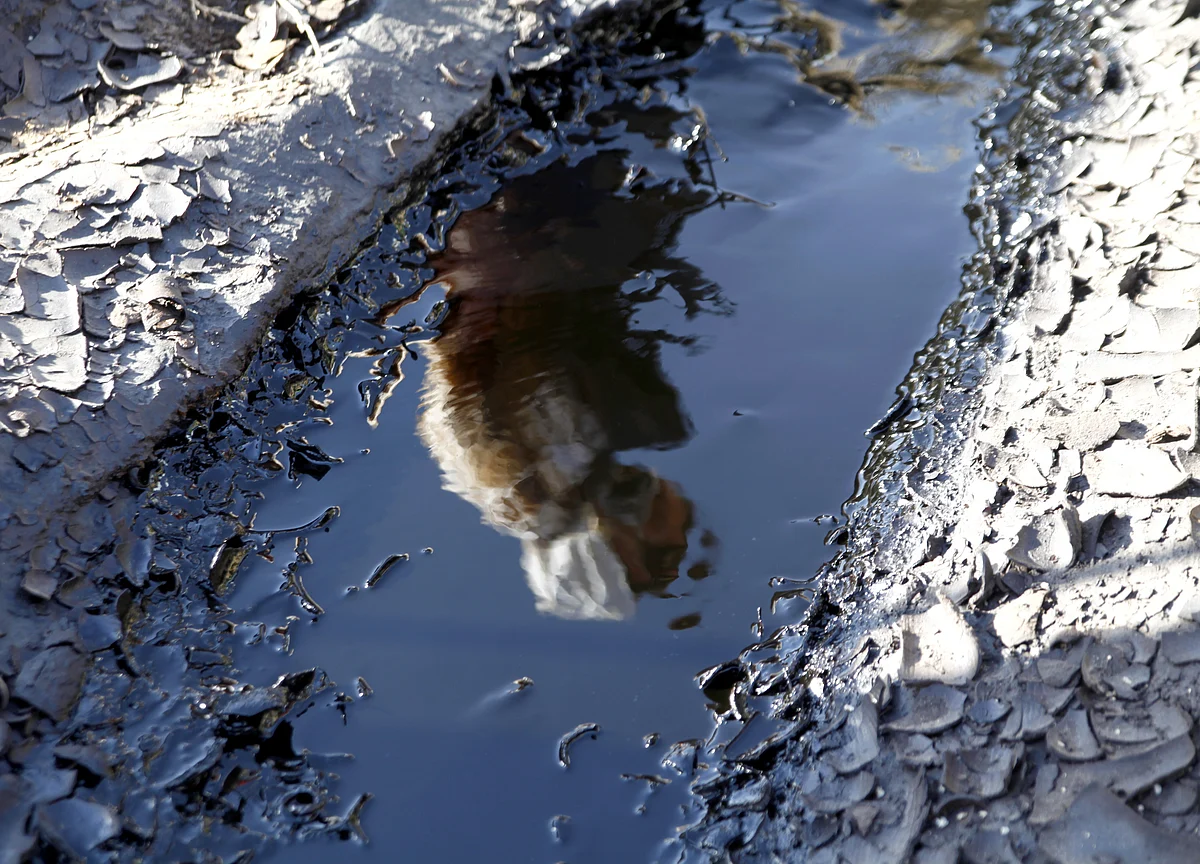 Oil Edges Down as Rate-Cut Anticipation Balances Demand Fears