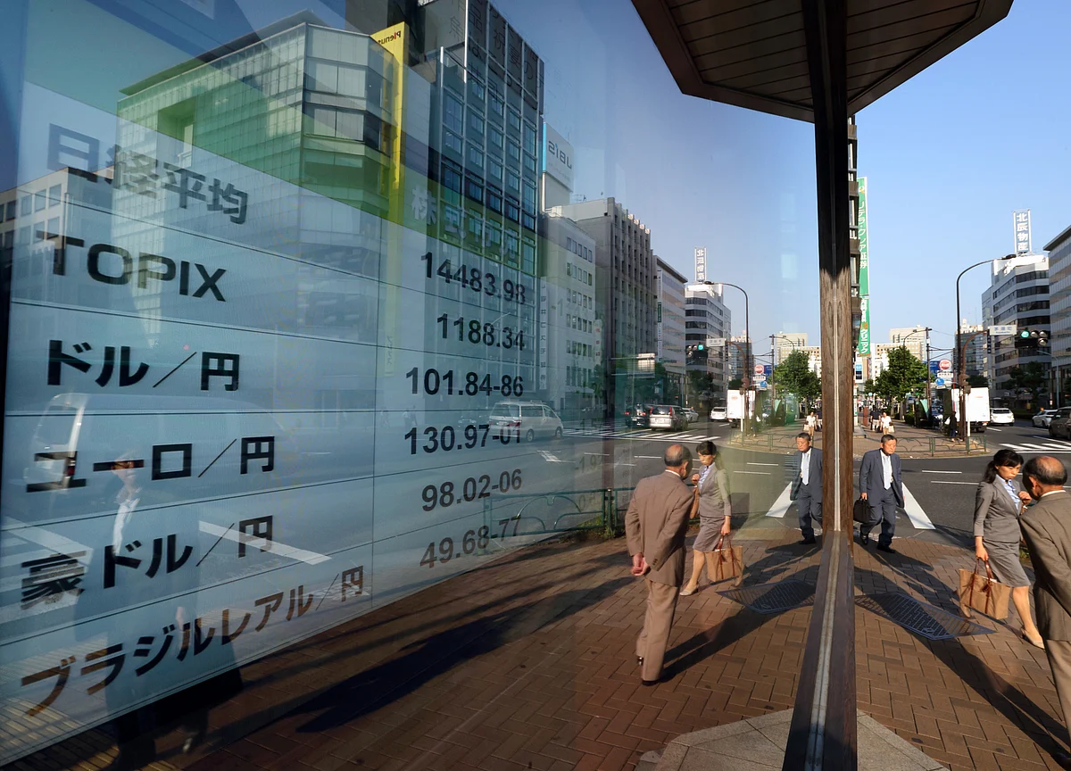 Stocks Drop as Daimler Warning Revives Trade Angst: Markets Wrap