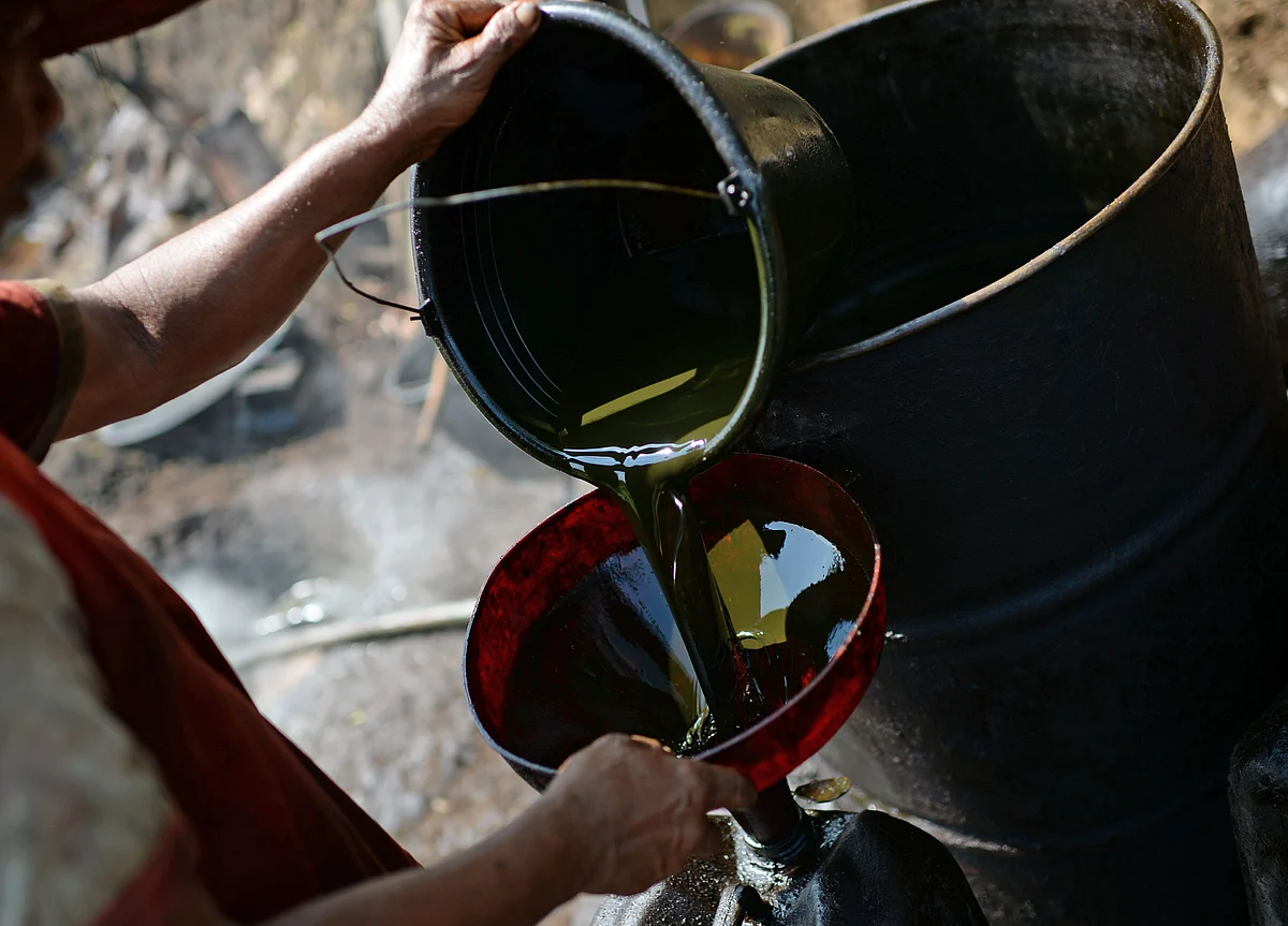 Oil Rolls to Sixth Weekly Gain as Crises Ignite Supply Worries