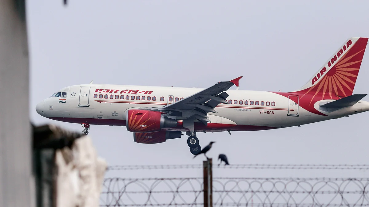An Airbus SAS A319 aircraft operated by Air India Ltd. approaches to land at Chhatrapati Shivaji International Airport in Mumbai. (Photographer: Dhiraj Singh/Bloomberg)