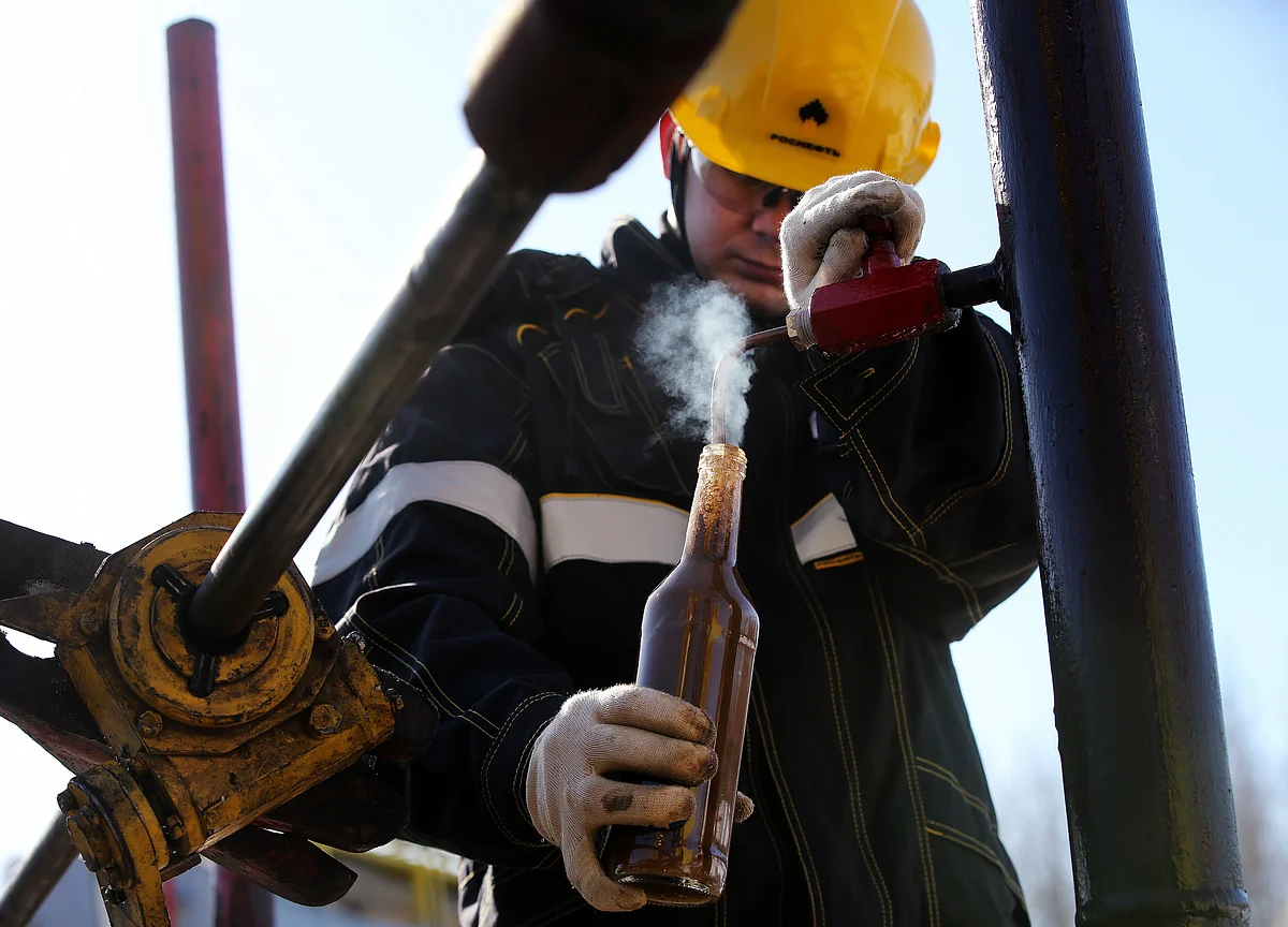 Oil Rises as Middle East Tension Drowns Out Trump Trade Threats