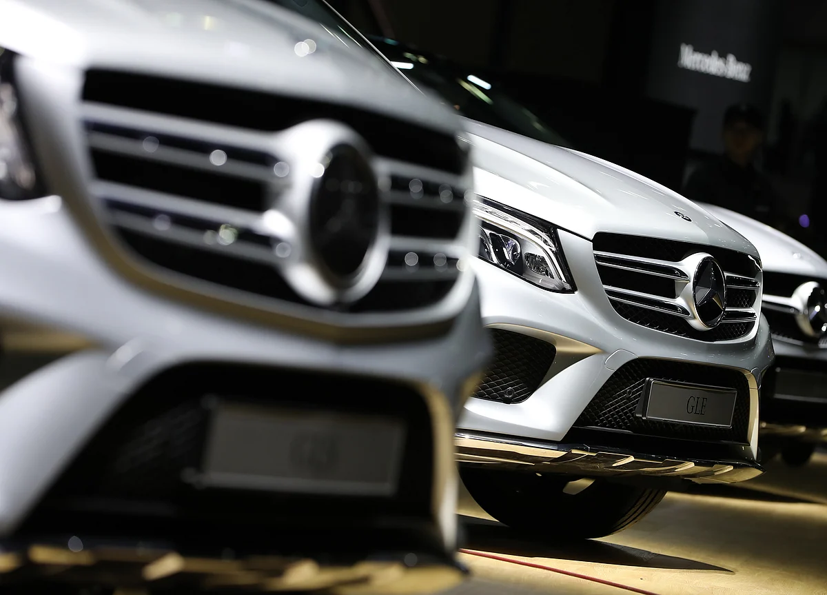 Daimler Becomes First to Predict Profit Hit on Trade War