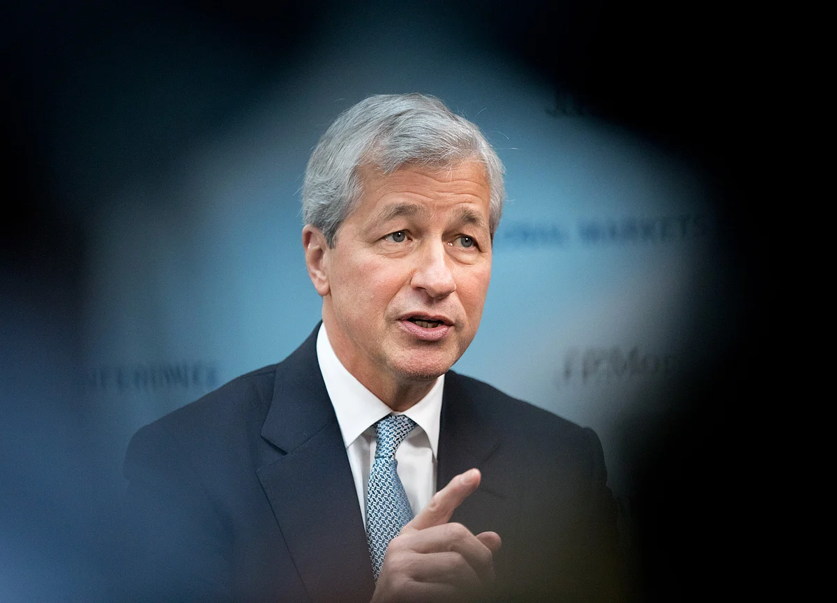 Dimon Defends JPMorgan’s Minimum Wage, Pointing to Low Pay Elsewhere