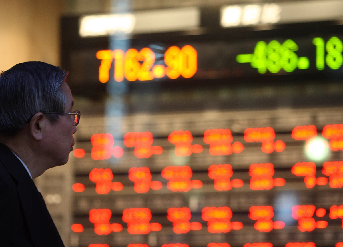 Stocks Pressured on Fresh Trade Fears; Dollar Dips: Markets Wrap