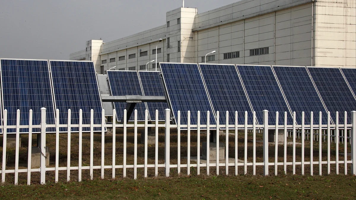 Solar panels in Changzhou, Jiangsu Province, China. (Photographer: Tomohiro Ohsumi/Bloomberg)