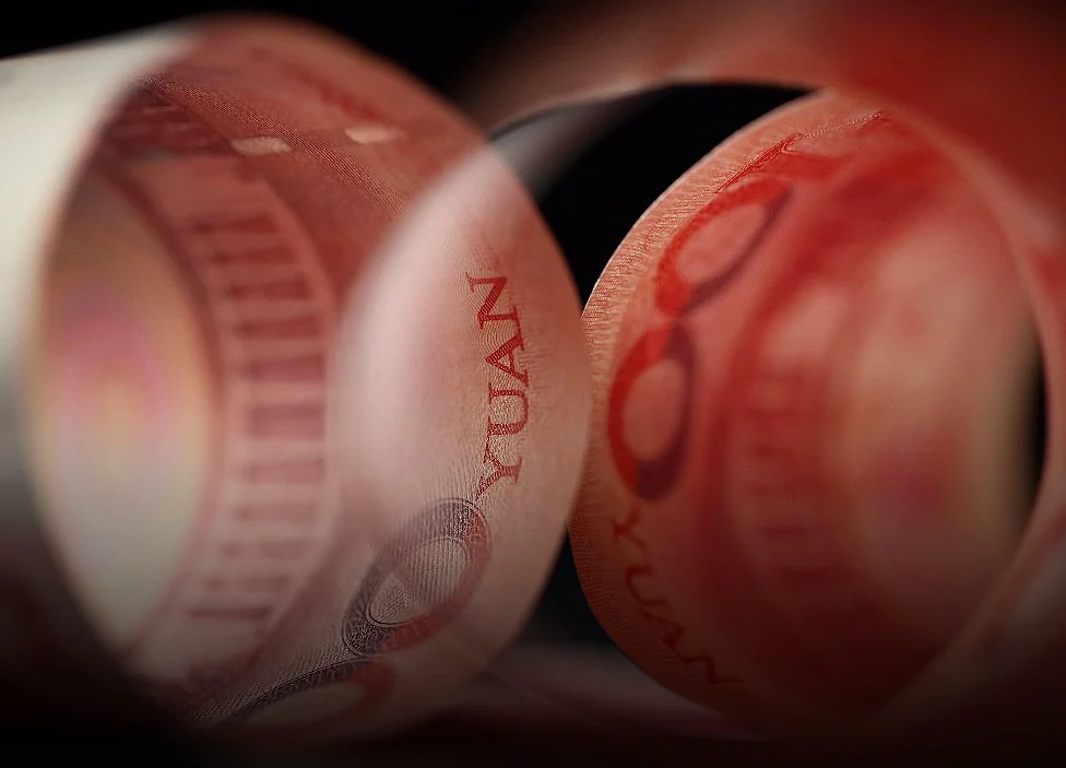 China's Yuan Weakens After PBOC Sets Fixing Closer to 7 a Dollar