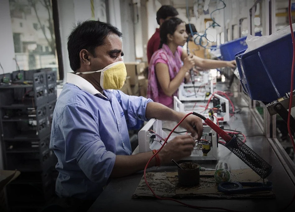 India Services Gauge Remains in Contraction Zone in October