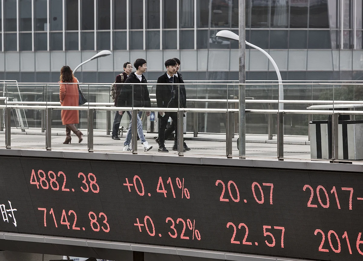 China Mulls Easing Capital Controls on Offshore Investments