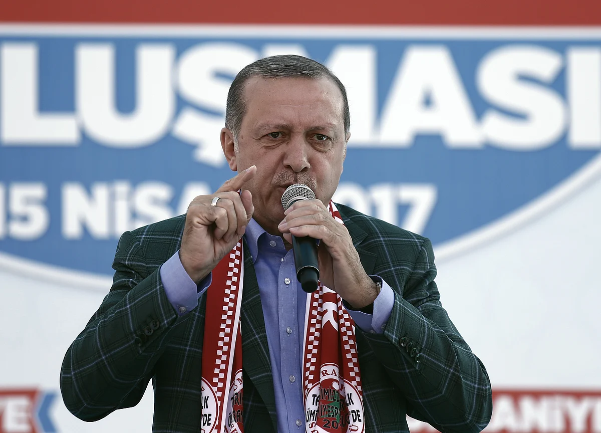 Turkish Lira Slumps as Erdogan Names Son-in-Law as Economy Chief