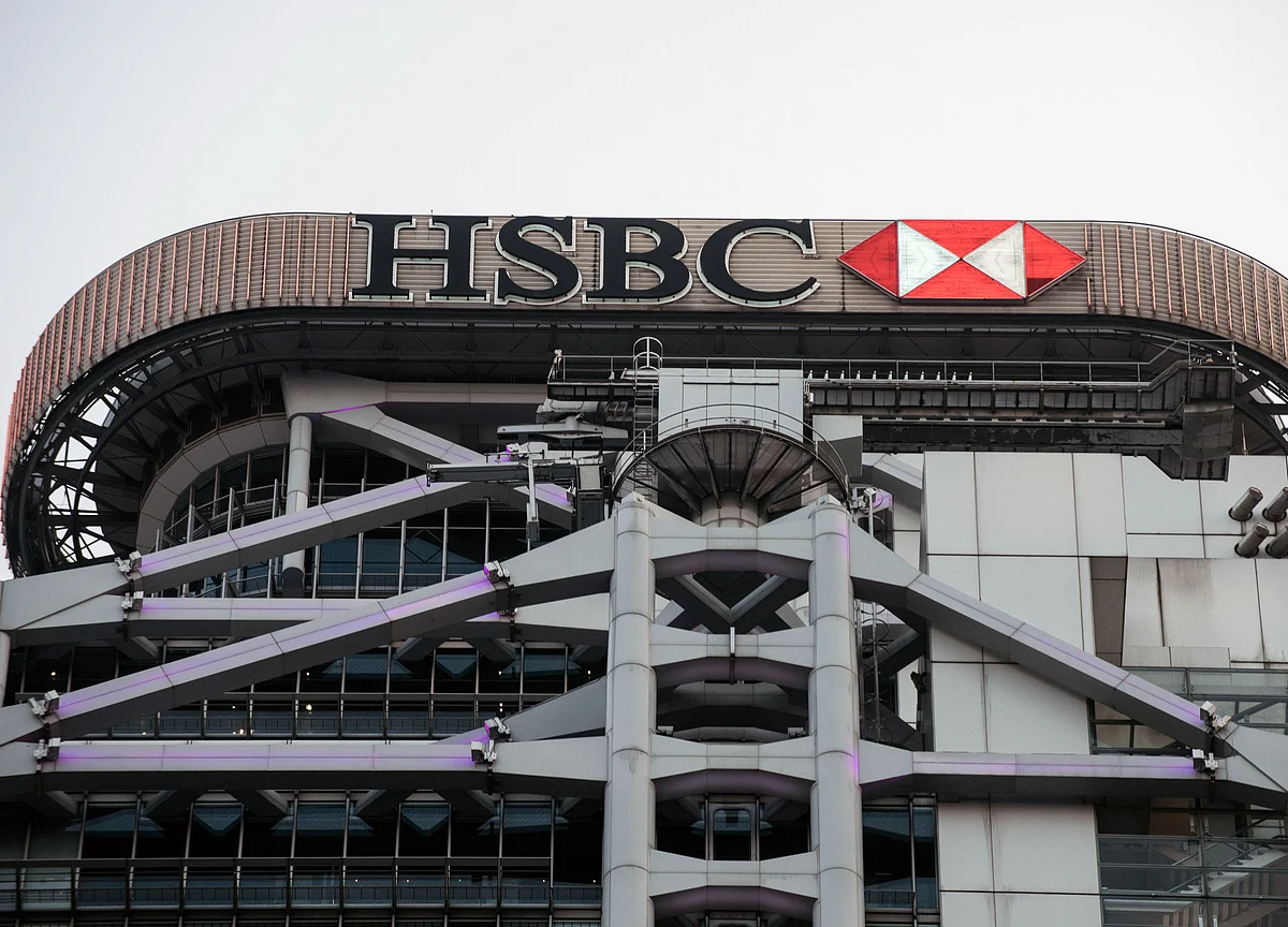 HSBC Weighs Bid for Aviva’s Asian Assets in Diversity Push