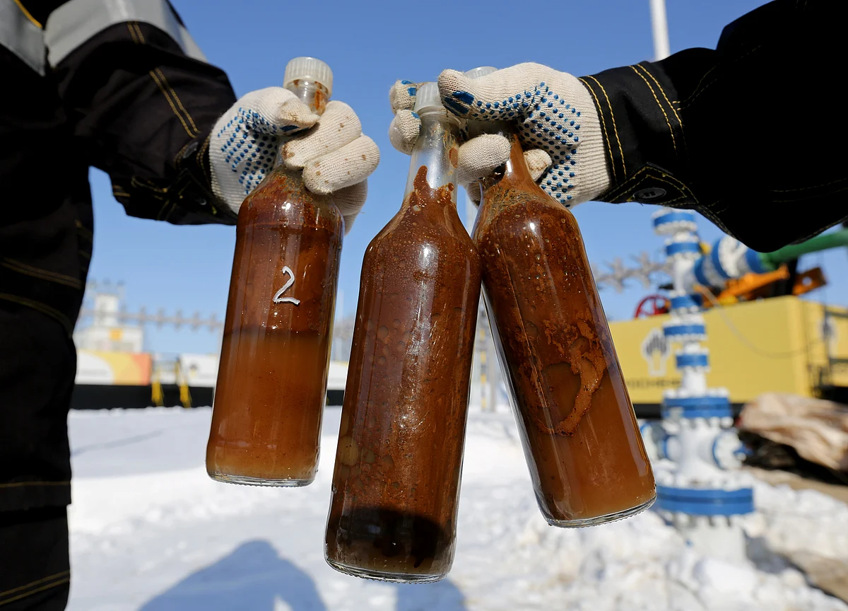 Oil Rebounds as U.S. Gasoline Drop Helps to Ease Post-OPEC Gloom