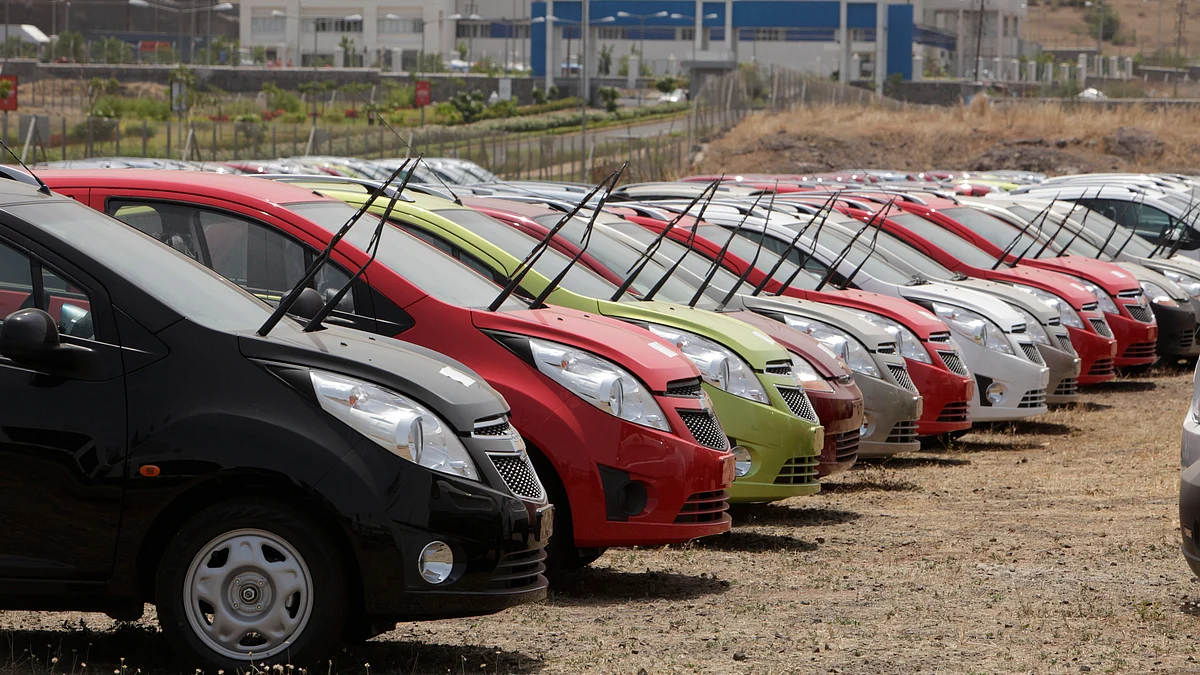 Chevrolet cars are parked inside General Motors Co.’s manufacturing plant in Talegaon. (Photographer: Adeel Halim/Bloomberg)