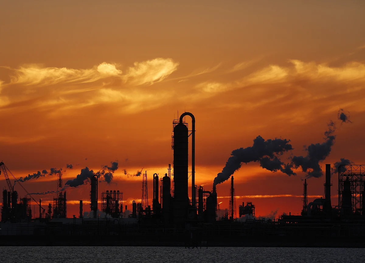 Oil Slides as U.S. Supplies Sound `Alarm Bells' for Traders