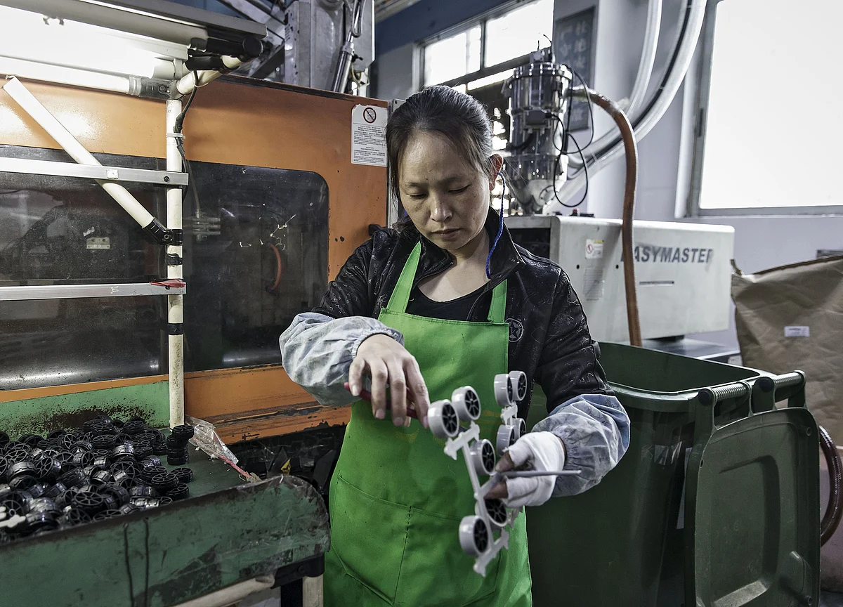 China Set for Unprecedented Contraction in Early-Year Data