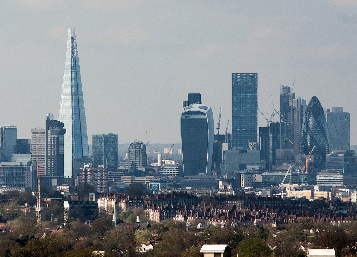 London House Prices Fall as U.K. Property Continues to Cool