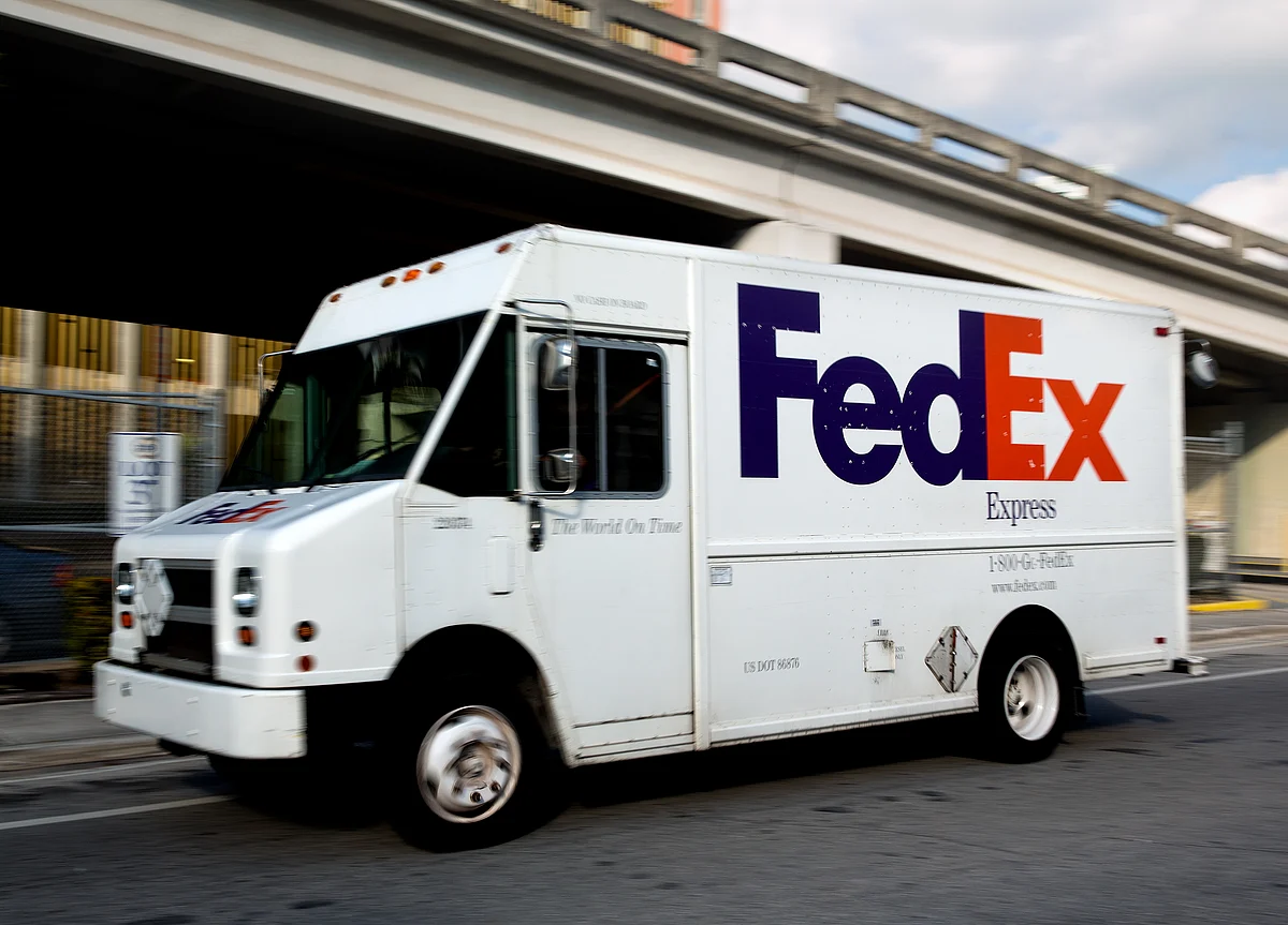 FedEx Sinks as ‘Breathtakingly Bad’ Results Spur Outlook Cut