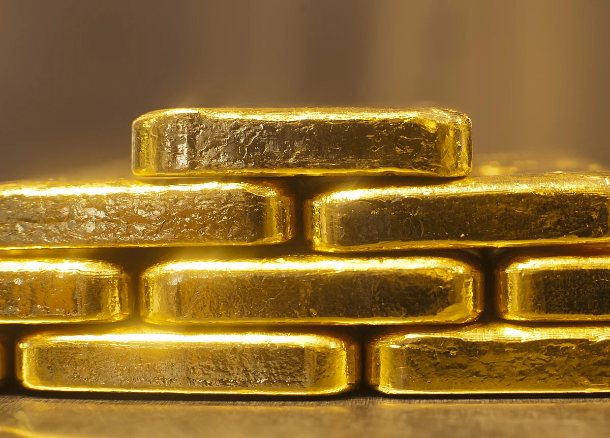Gold Declines as Treasury Yields Advance, Dollar Pares Losses