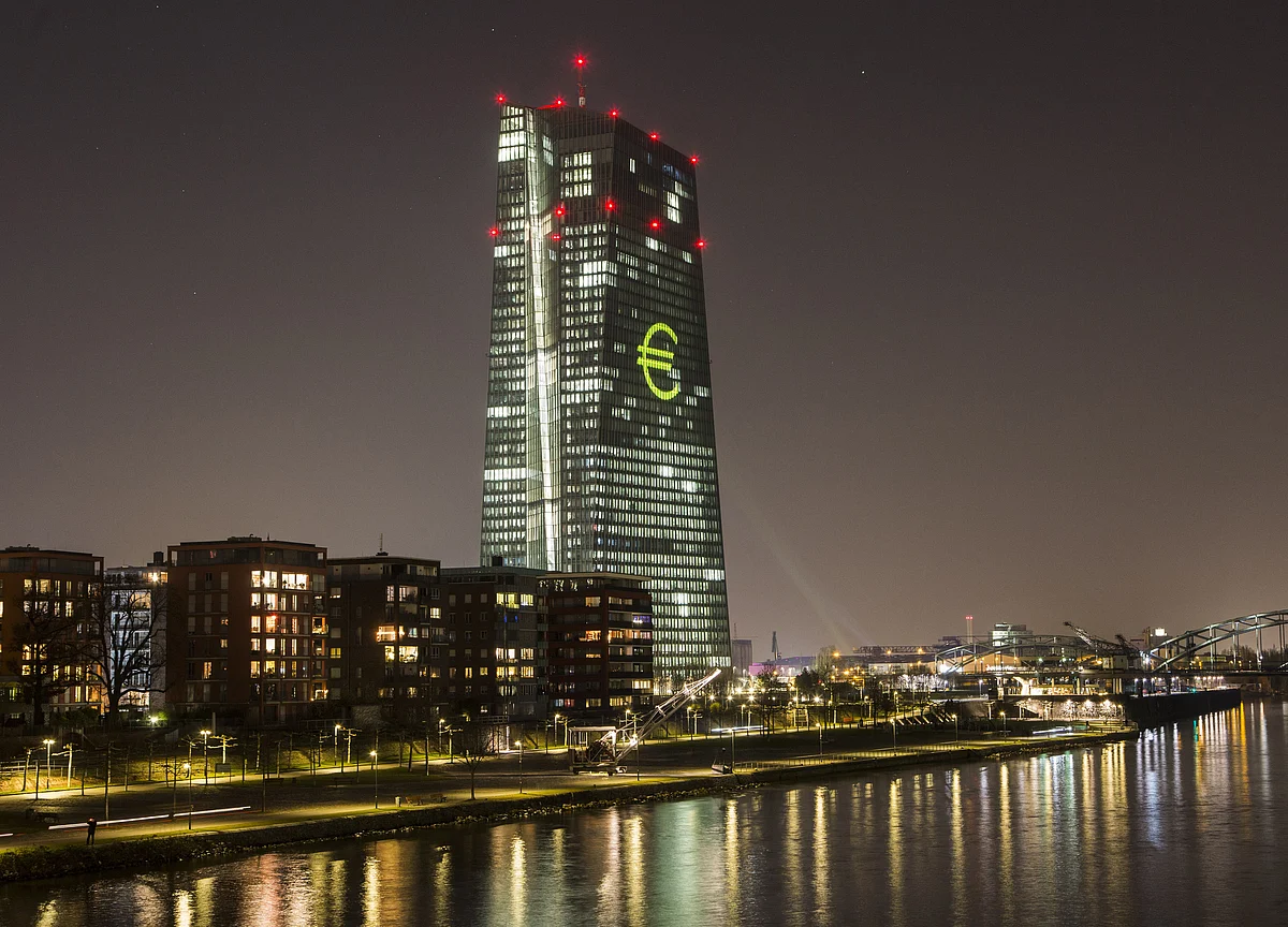 ECB Cuts Rates, Revives QE to Lift Growth as Draghi Era Ends