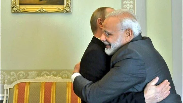 PM Modi gives Vladimir Putin one of his famous hugs. (Photo Courtesy: <a href="https://twitter.com/MEAIndia">Twitter</a>)