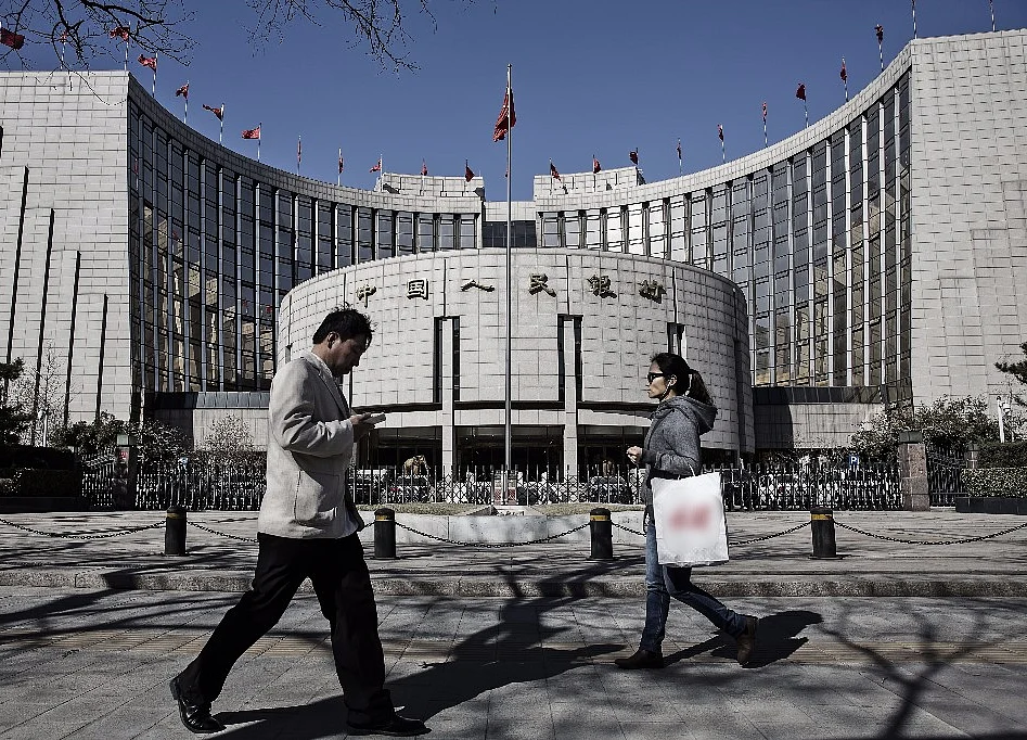 China Unlikely to Follow Fed Rate Hike as Economy Slows: Survey