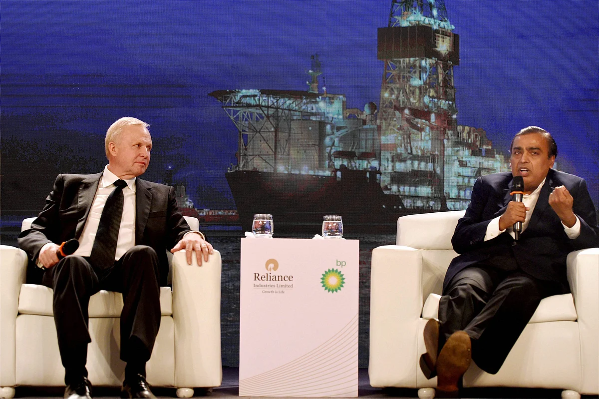 BP Plc Chief Executive Officer Bob Dudley and Reliance Industries Limited Chairman Mukesh Ambani at a press conference in New Delhi. (Photo: PTI)