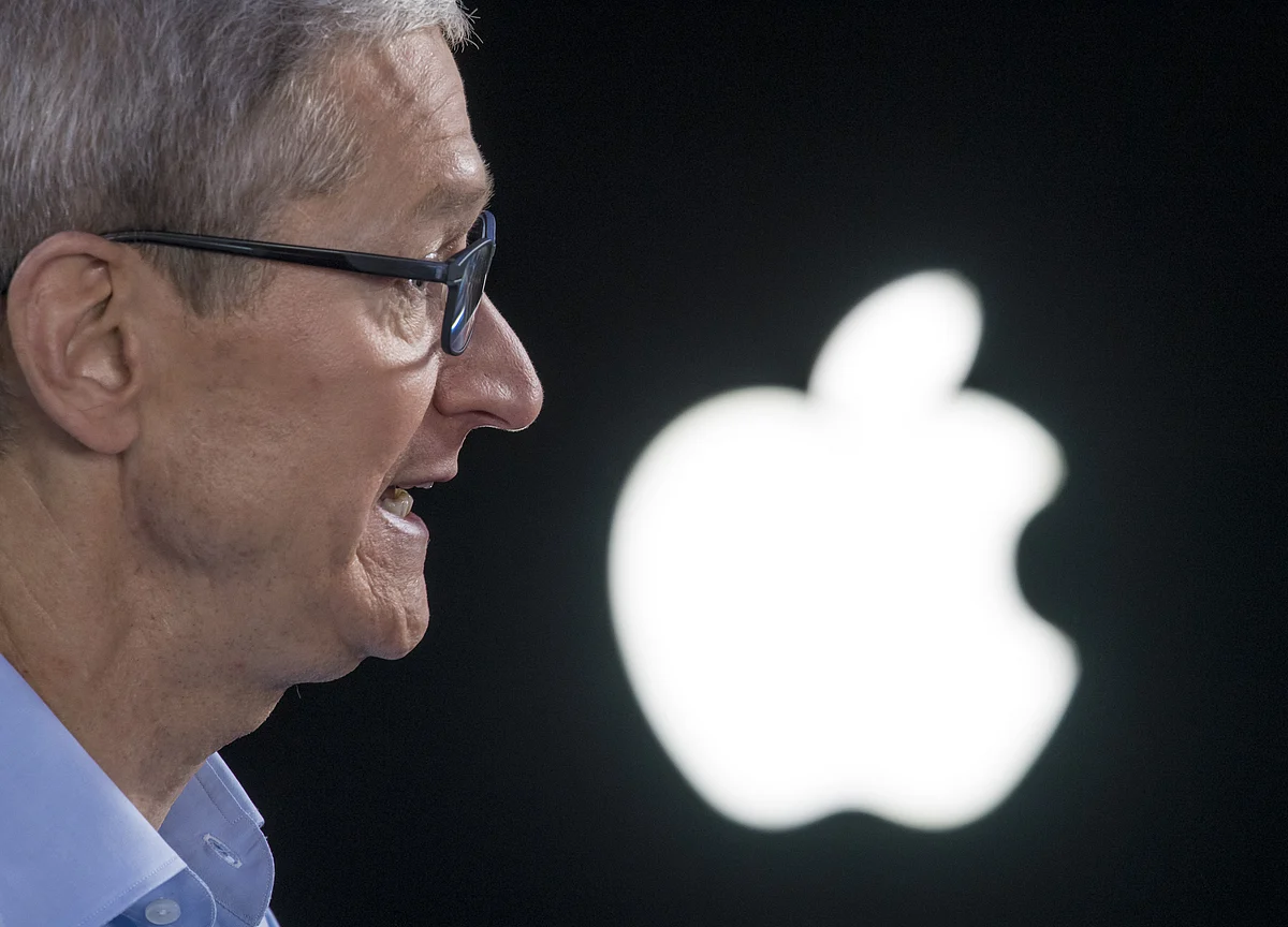 Apple CEO’s Pay Dropped About $10 Million in 2019 on Lower Bonus