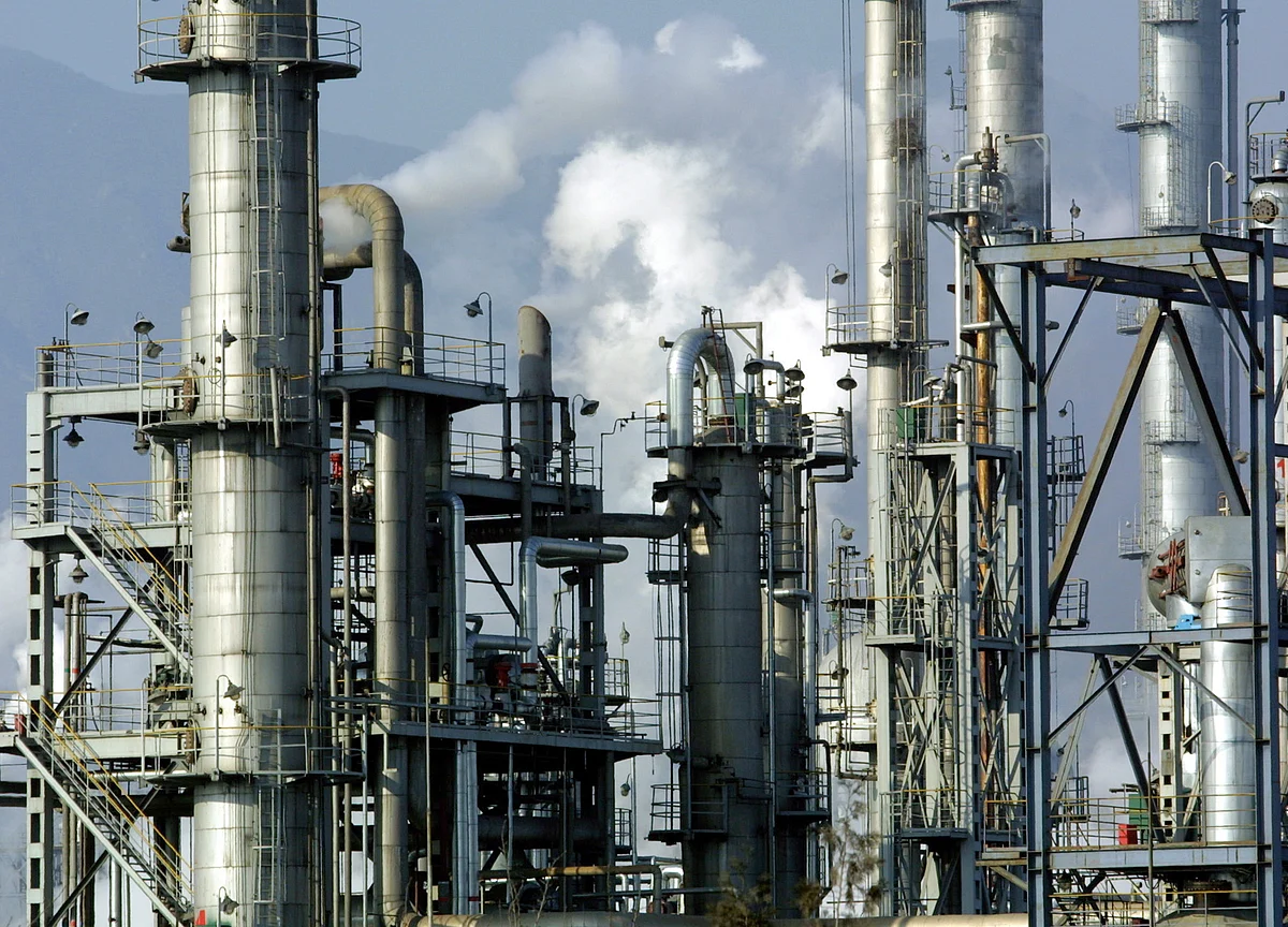 Oil Slides on Prospect of Easing Geopolitical Risk, More Supply