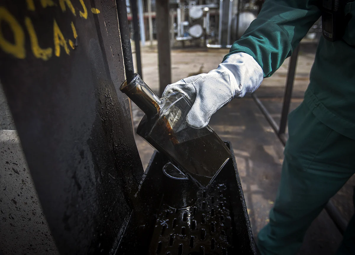 Crude Advances For Fourth Week as Supply Jitters Stoke Concern