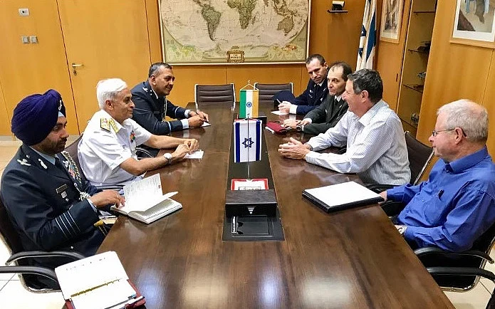 Admiral Sunil Lanba, Chief of Naval Staff, meeting with IDF Major General Udi Adam, head of the Israeli Ministry of Defence, in Tel Aviv, Israel, on June 12, 2017. (Source: Indian Navy)