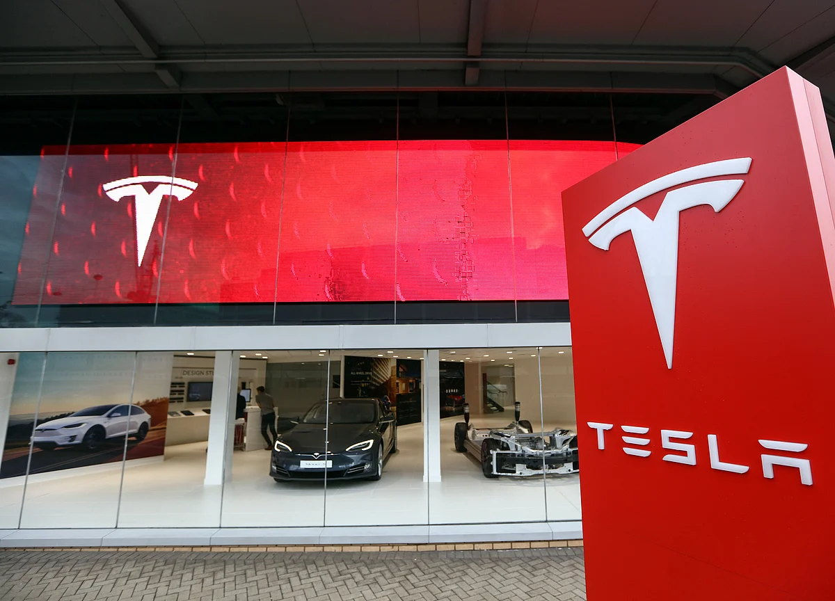 Tesla’s Surprise CFO Exit May Add Fuel to ‘Conspiracy Theories’