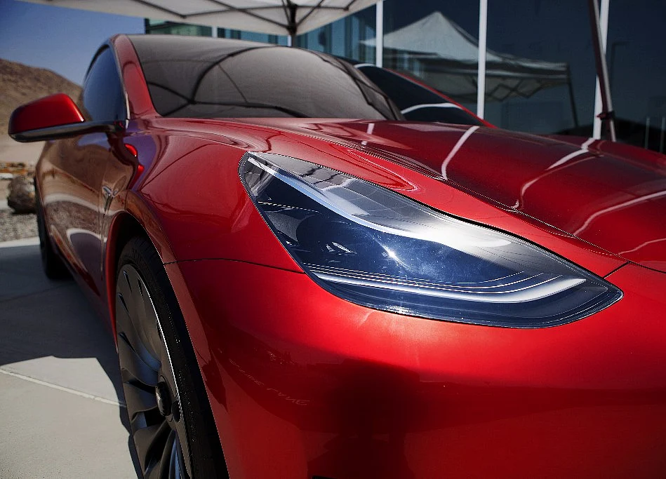 Musk Says He’s Working With Silver Lake, Goldman to Take Tesla Private